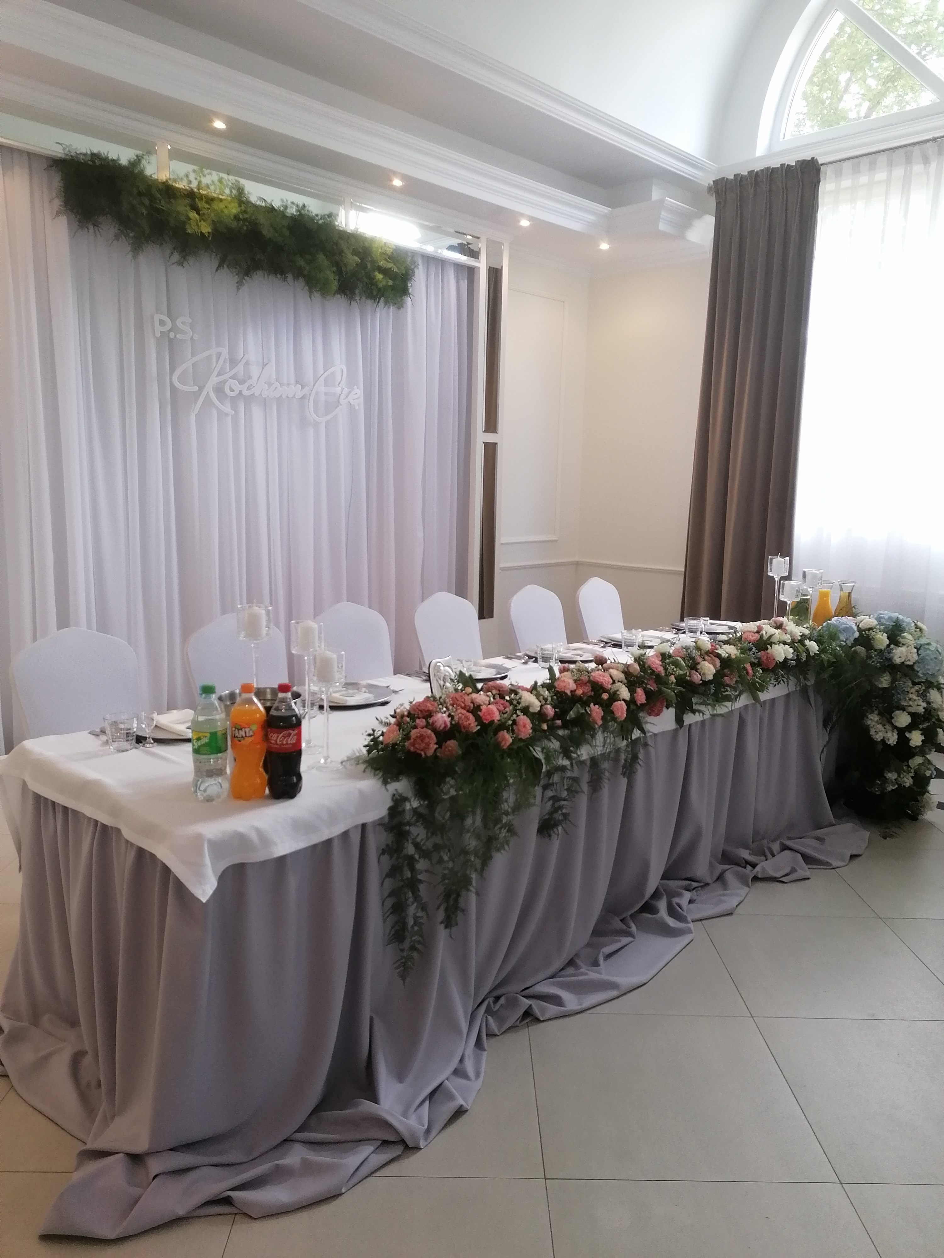 Dekoracja stołu prezydialnego