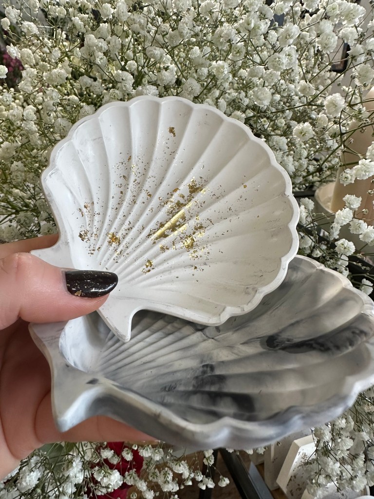 podstawka muszelka z gipsu polimerowego